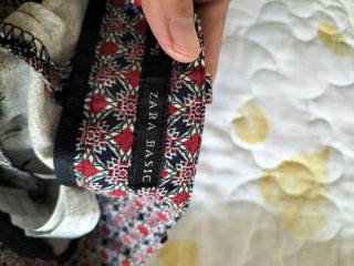 Pantalón estampado Mango negro y rojo