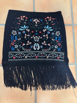 Falda Negra con Flores y Flecos
