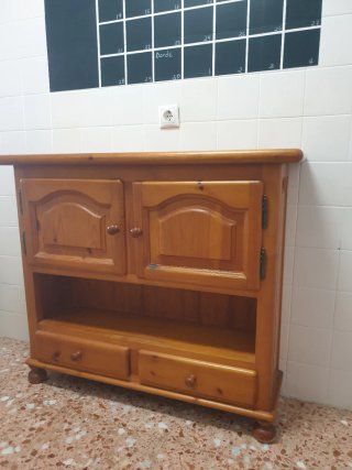 Mueble de Madera con Puertas y Cajones
