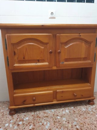 Mueble de Madera con Puertas y Cajones