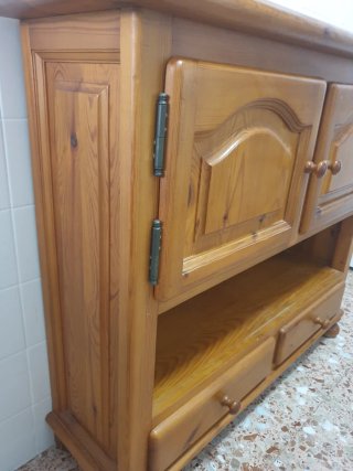 Mueble de Madera con Puertas y Cajones