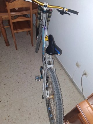 Bicicleta de Montaña con Doble Suspensión