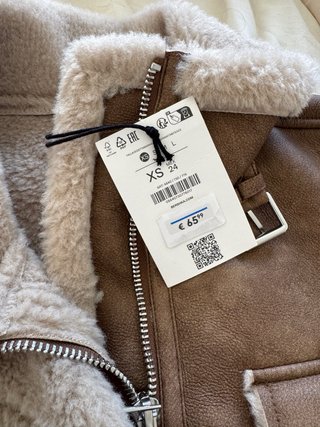 Chaqueta corta Bershka efecto piel forrada
