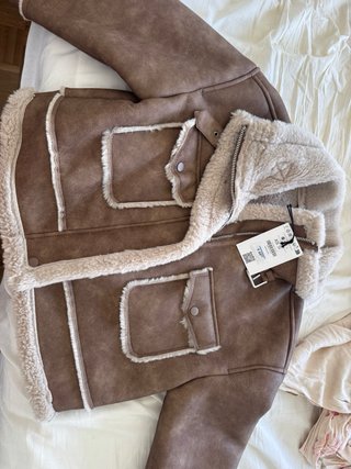 Chaqueta corta Bershka efecto piel forrada