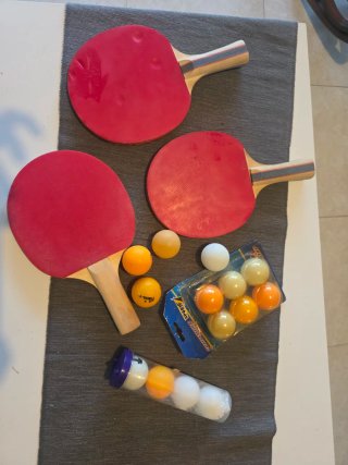 4 Raquetas de Ping Pong o tenis de mesa + pelotas
