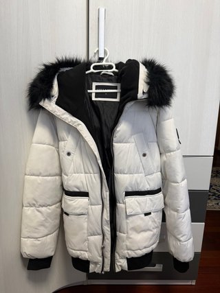 Chaqueta blanca acolchada con capucha