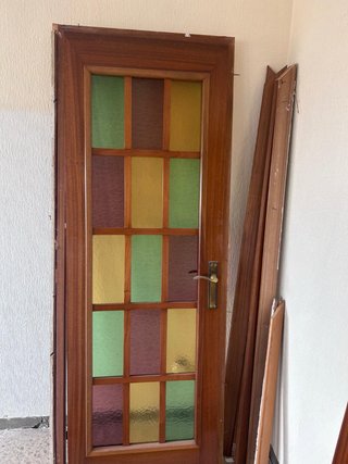 Puerta de Madera con Vidriera de Colores