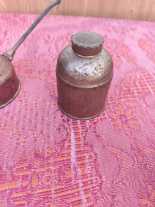 Set de 2 Aceiteras y Bote de Cobre antiguo.
