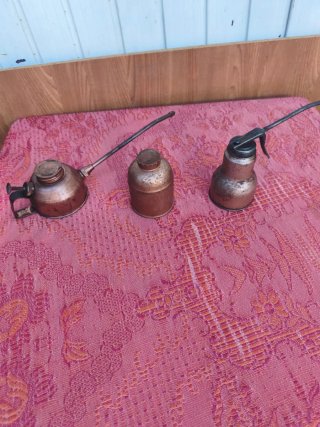 Set de 2 Aceiteras y Bote de Cobre antiguo.