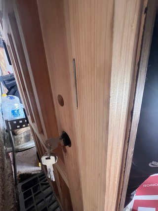 Puerta de madera rústica con reja
