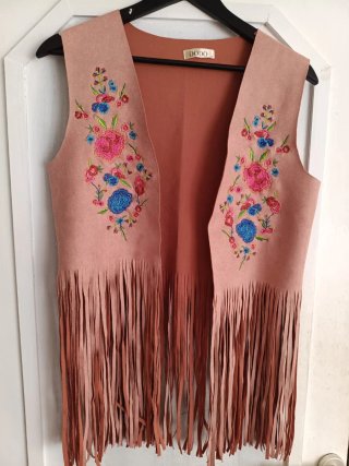 Chaleco DODO con flecos y bordado floral