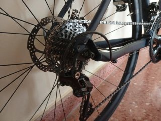 Transmisión Shimano 105 con piñorera de 11 v