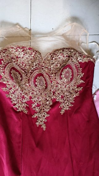 Vestido de fiesta rojo y dorado