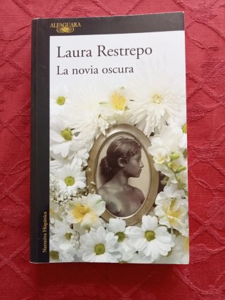 Libro "La novia oscura" de Laura Restrepo