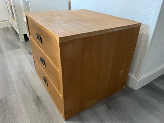 Mesita / Cajonera de armario con 3 cajones
