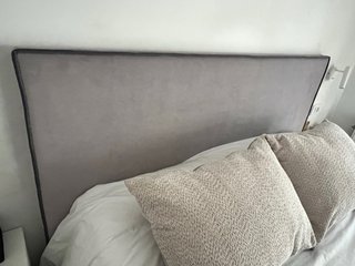 Cabecero de cama gris de terciopelo