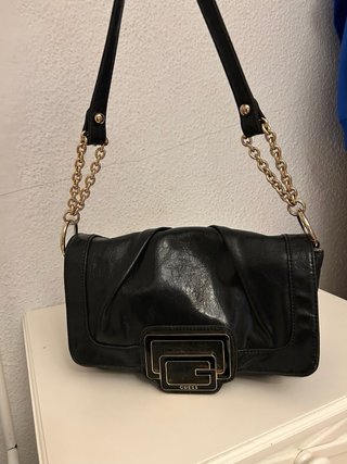 Bolso Guess Negro con Cadena Dorada