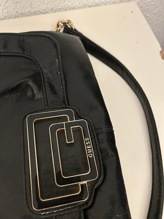 Bolso Guess Negro con Cadena Dorada