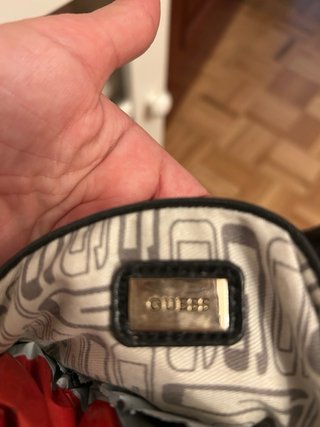 Bolso Guess Negro con Cadena Dorada