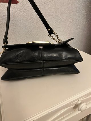 Bolso Guess Negro con Cadena Dorada