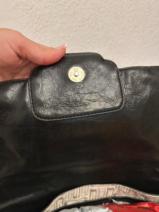 Bolso Guess Negro con Cadena Dorada