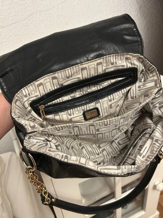 Bolso Guess Negro con Cadena Dorada