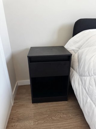 Mesita de noche negra con LED, USB y enchufes