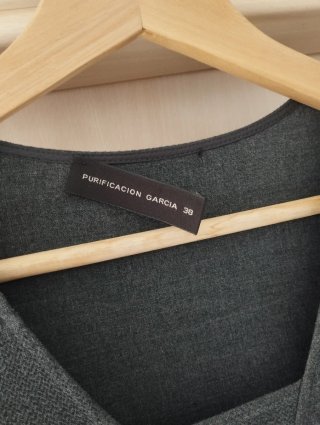 Vestido gris con textura