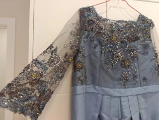 Vestido de fiesta azul con pedrería