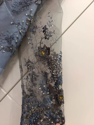 Vestido de fiesta azul con pedrería