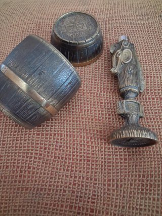Cuba y mechero bronce barril y caballo