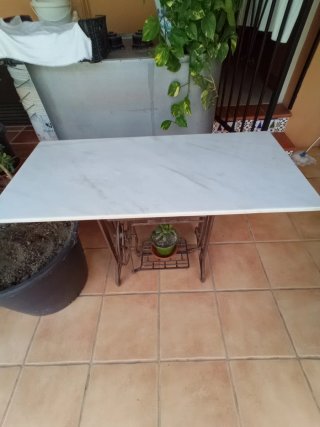 Mesa de Mármol y Base de Hierro