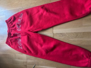 Chándal rojo con letras plateadas