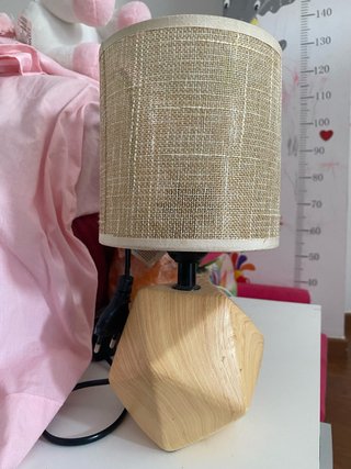 Lámpara de mesa con base de madera