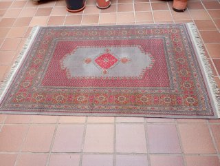 Alfombra de lana gris y roja