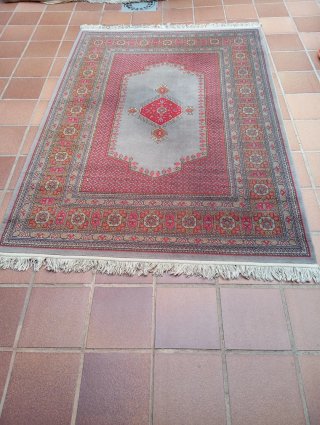 Alfombra de lana gris y roja