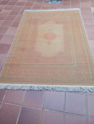 Alfombra de lana gris y roja
