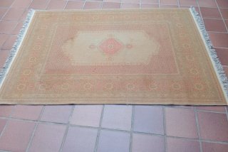 Alfombra de lana gris y roja