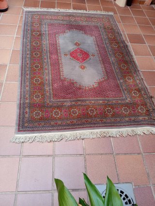 Alfombra de lana gris y roja