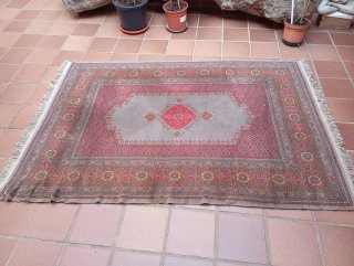 Alfombra de lana gris y roja
