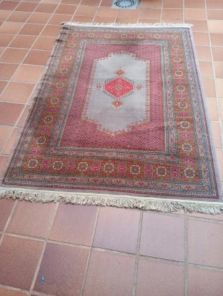 Alfombra de lana gris y roja