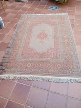 Alfombra de lana gris y roja