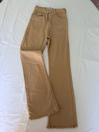 Pantalón campana beige Stradivarius talla 32