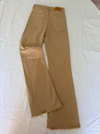 Pantalón campana beige Stradivarius talla 32