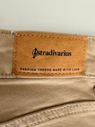 Pantalón campana beige Stradivarius talla 32