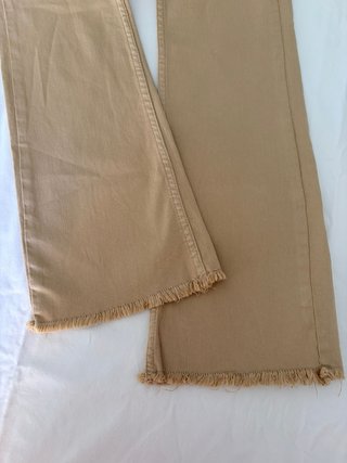 Pantalón campana beige Stradivarius talla 32