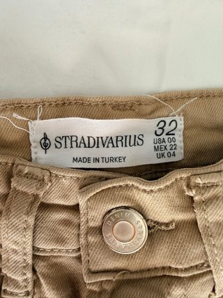 Pantalón campana beige Stradivarius talla 32