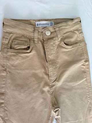 Pantalón campana beige Stradivarius talla 32