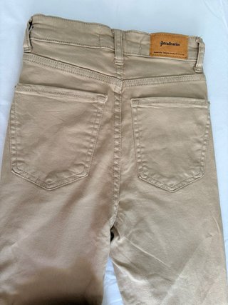 Pantalón campana beige Stradivarius talla 32