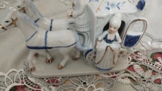 Statuetta Carrozza Porcellana 15x11,5 cm
